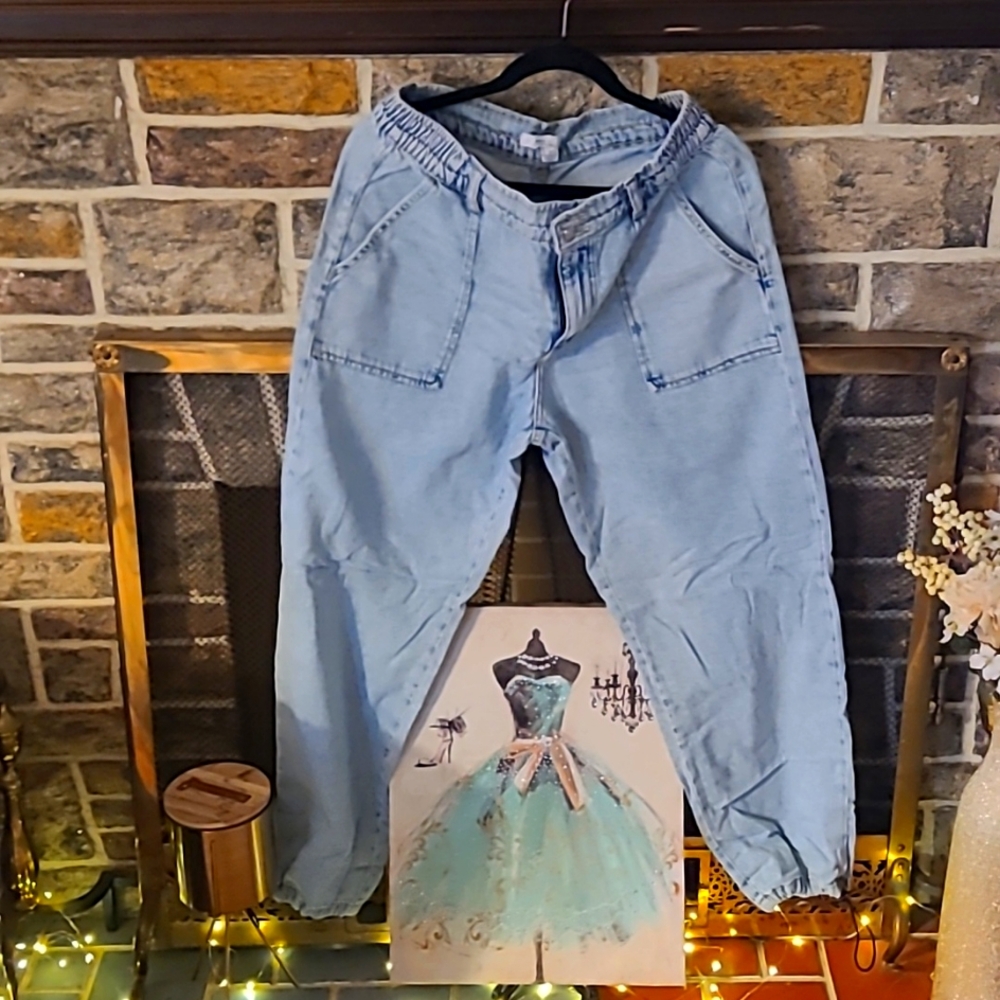 Forever 21 Light Blue Jogger Jeans S12. Very Stylish & Can Be Drawn At The Ankle
